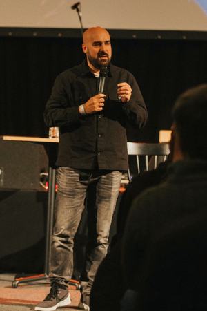 Dan Maudhub speaking on stage